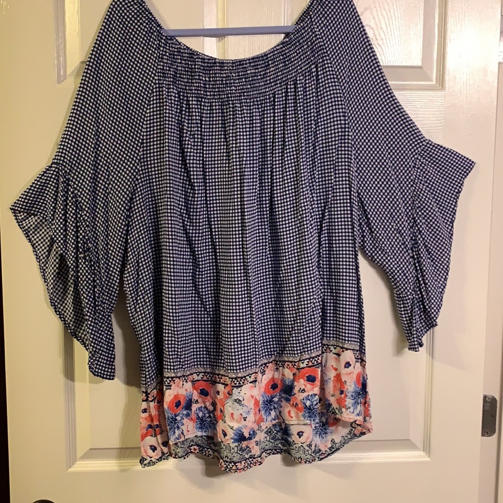 Pretty, lightweight tunic with 3/4 length bell sleeves 💙🌺💙